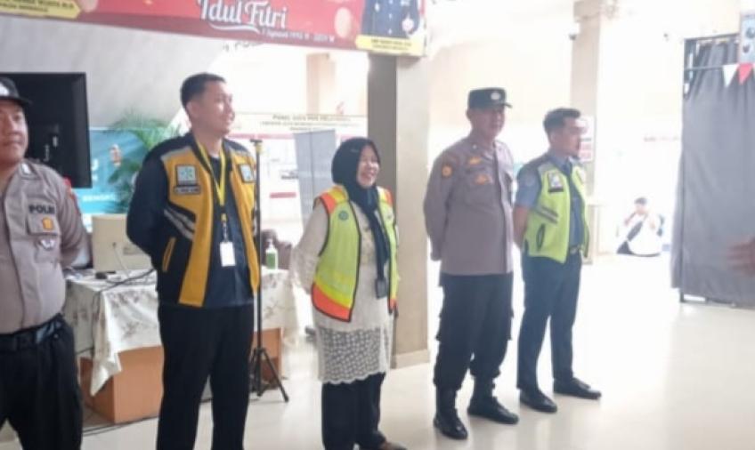 Personel Posyan Bandara Fatmawati Soekarno Lakukan Pengamanan dan Monitoring Pemberangkatan dan Kedatangan Pemudik