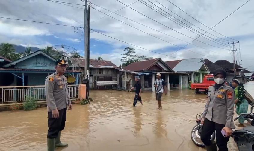 Kapolres Pantau Langsung Situasi Banjir di Lebong