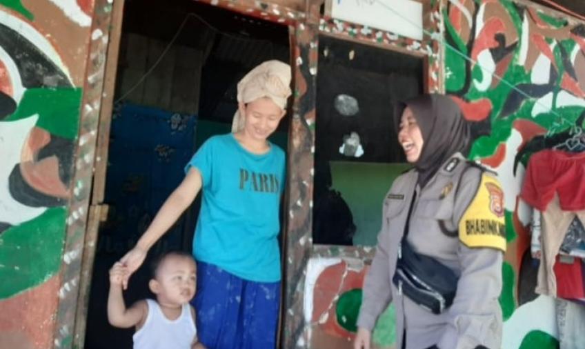 Sambangi Warga, Bhabinkamtibmas Sampaikan Imbauan Waspada Tindak Kejahatan 