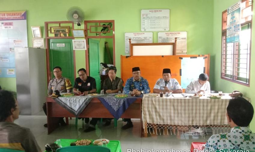 Bhabinkamtibmas Polsek Sukaraja Hadiri Musyawarah Pra Pelaksanaan Kegiatan Dana Desa Bukit Peninjau II