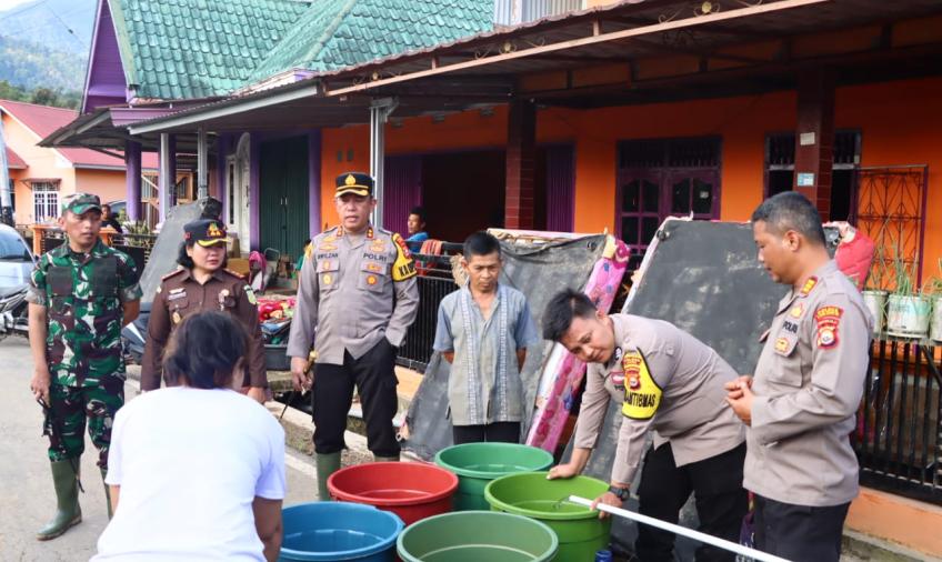 Polsek Lebong Selatan Salurkan Air Bersih Kepada Warga Terdampak Banjir