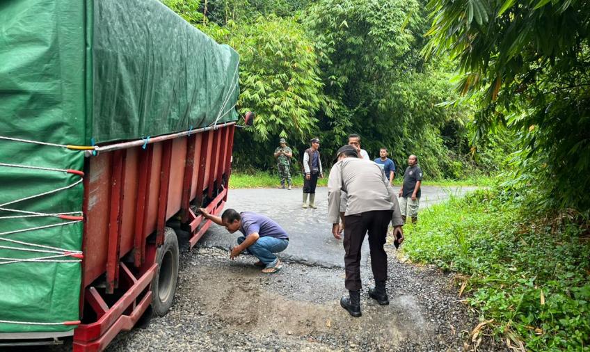 Dump Truk Nyangkut di Jalan Amblas, Polisi Pasang Police Line