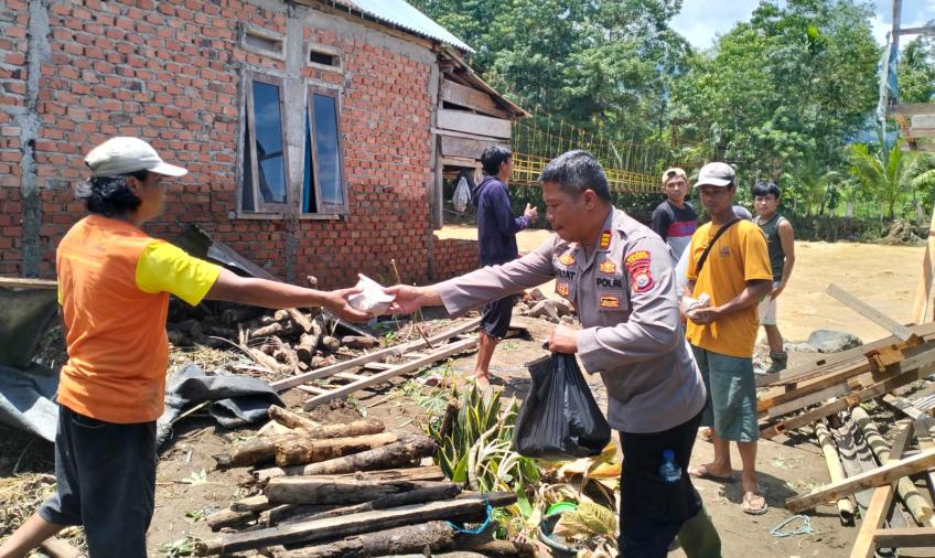 Kapolsek Lebong Selatan dan Relawan Bagikan Nasi Bungkus Kepada Warga Terdampak Banjir