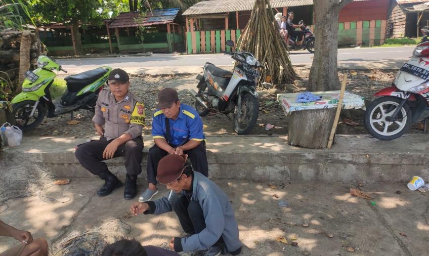 Bhabinkamtibmas Sambangi Nelayan Pasar Bawah, Gali Informasi Sambil Berikan Imbauan  