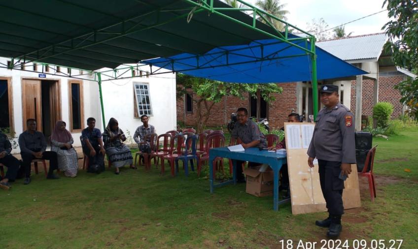 Personel Polsek Sukaraja Monitoring Giat Pemungutan Suara Pemilihan BPD Desa Sido Luhur