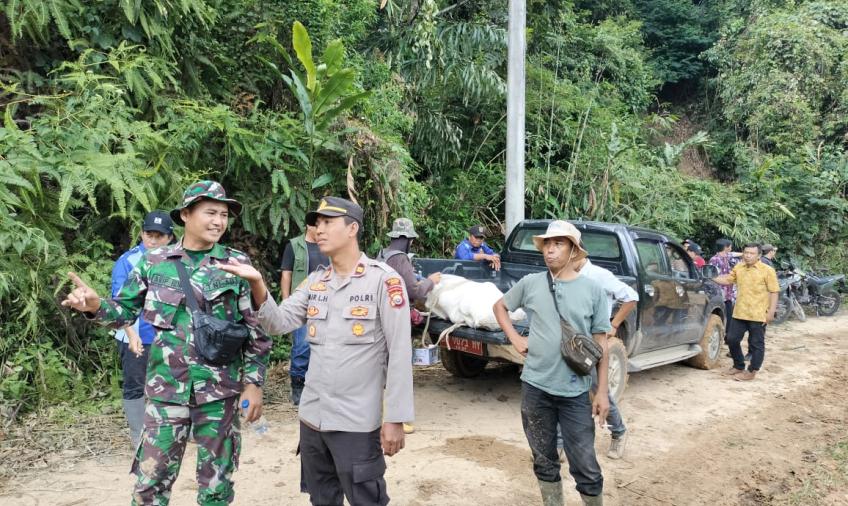 Kapolsek Rimbo Pengadang Pimpin Monitoring Pembersihan Material Tanah Longsor di Jalan Penghubung Desa 
