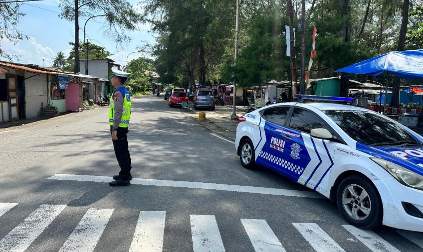 Personel Satlantas Polresta Bengkulu Atur Lalin di Jalan Pariwisata Pantai Berkas