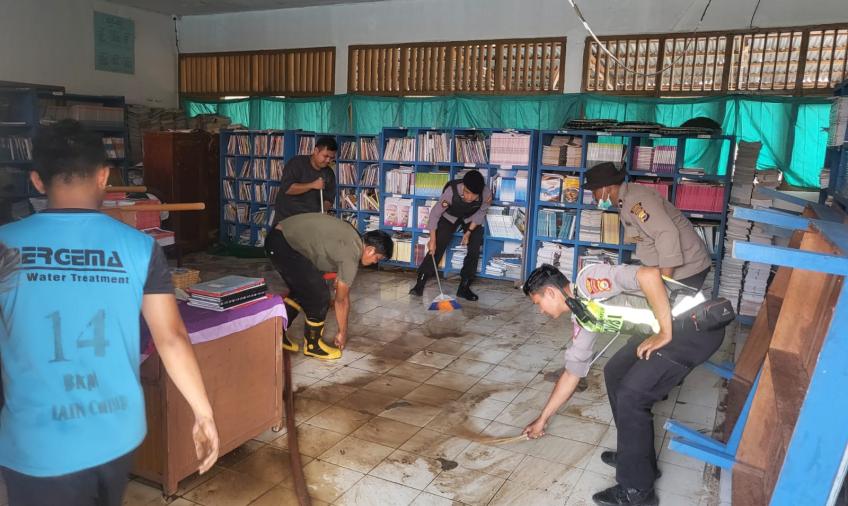 Personel Polri Bantu Pembersihan Material Lumpur Akibat Banjir di SMPN 05 Talang Leak Lebong