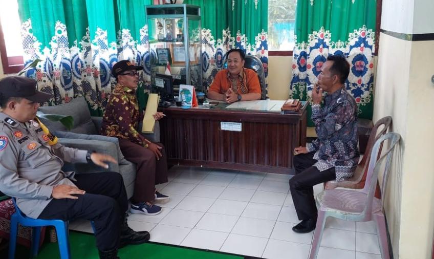 Tingkatkan Sinergitas, Bhabinkamtibmas Polsek Pino Sambangi ASN Kantor Camat Pino