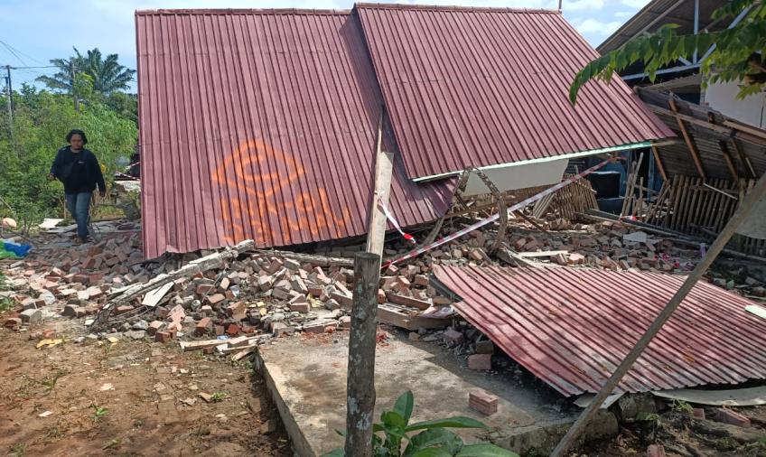 Kondisi rumah yang hancur akibat gempa