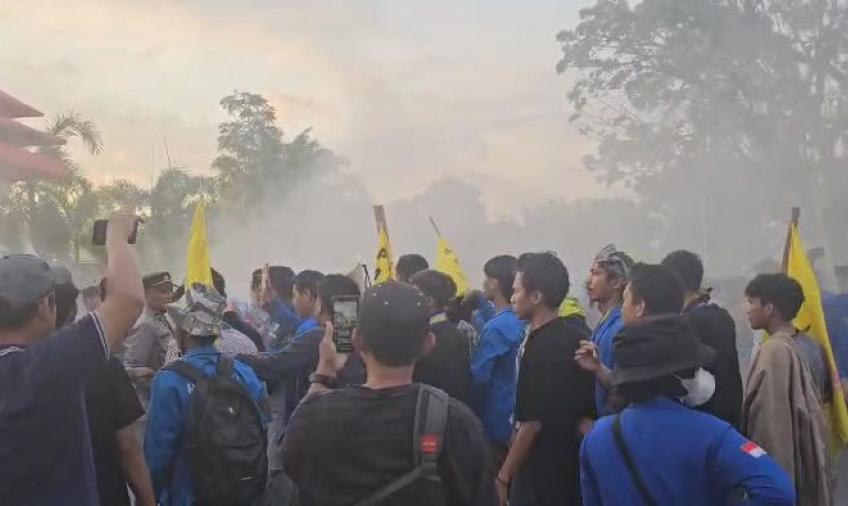 PMII Bengkulu gelar unjuk rasa di depan Kantor DPRD Provinsi Bengkulu dan Kantor Gubernur Bengkulu, Rabu (28/5)