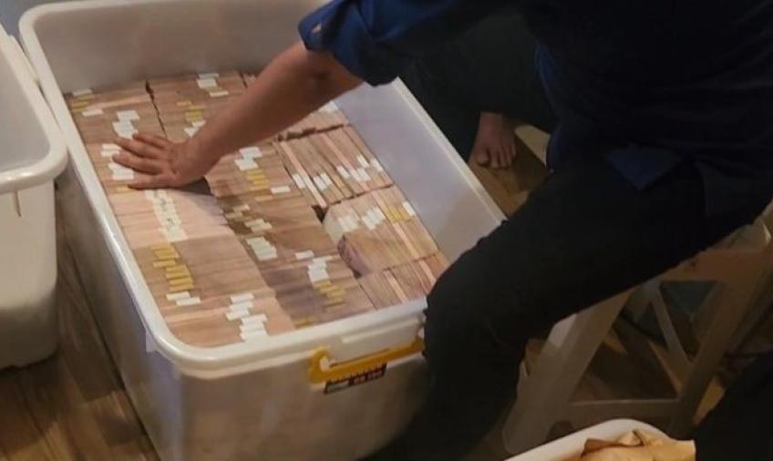 Barang bukti yang ditemukan di rumah Zarof Ricar.