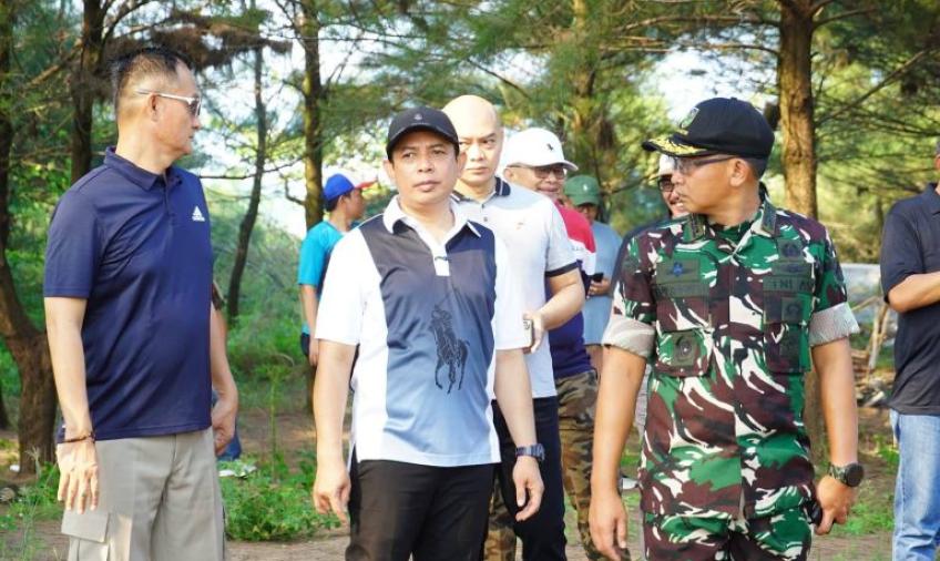 Walikota Bengkulu Dedy Wahyudi menggelar aksi bersih-bersih massal di kawasan Pantai Panjang.