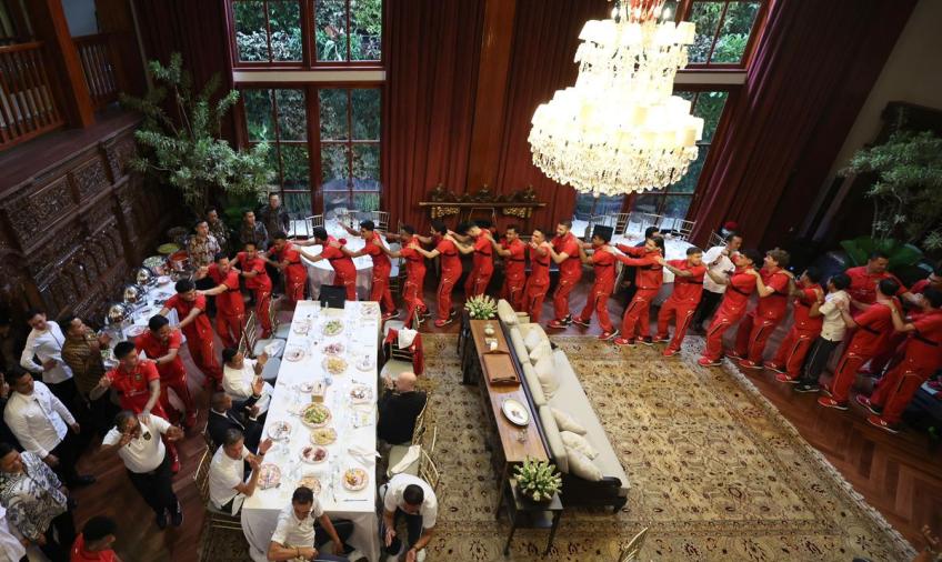 Presiden Prabowo Subianto bertepuk tangan bersama punggawa timnas Indonesia menyanyikan lagu Gemu Fa Mi Re asal NTT  Artikel ini telah tayang di Kompas.com dengan judul "Demi Piala Dunia 2026, Pemerintah Kucurkan Rp 277 Miliar dari APBN untuk Timnas Indonesia", Klik untuk baca: https://money.kompas.com/read/2025/06/08/154809326/demi-piala-dunia-2026-pemerintah-kucurkan-rp-277-miliar-dari-apbn-untuk-timnas?utm_source=Whatsapp&utm_medium=WAchannel&utm_campaign=Kompascom.   Kompascom+ baca berita tanpa iklan: 