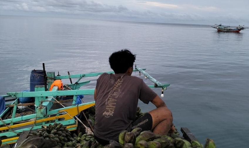 Warga Pulau Enggano, Bengkulu, nekat menyewa kapal nelayan secara patungan agar hasil bumi bisa dijual ke luar pulau. (Foto: AMAN Bengkulu).
