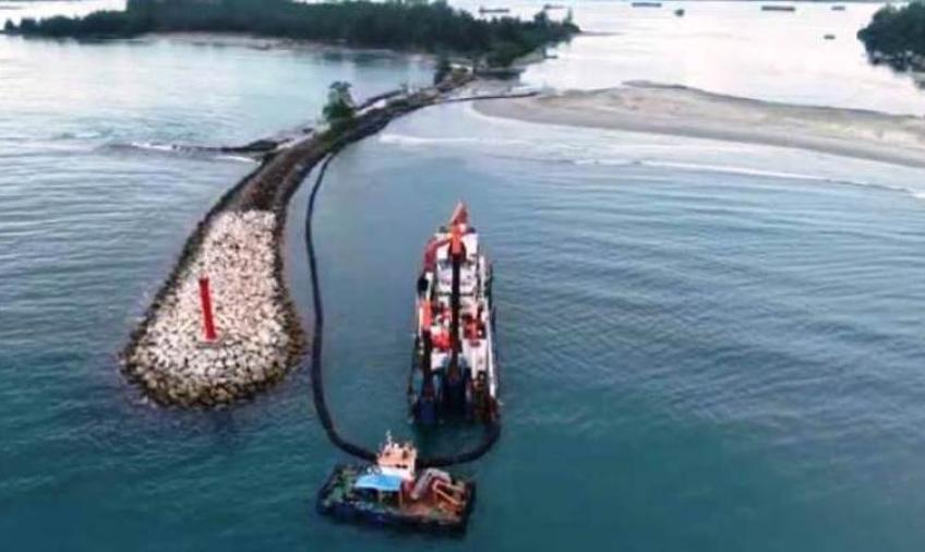Proses pengerukan alur Pelabuhan Pulau Baai Kota Bengkulu.