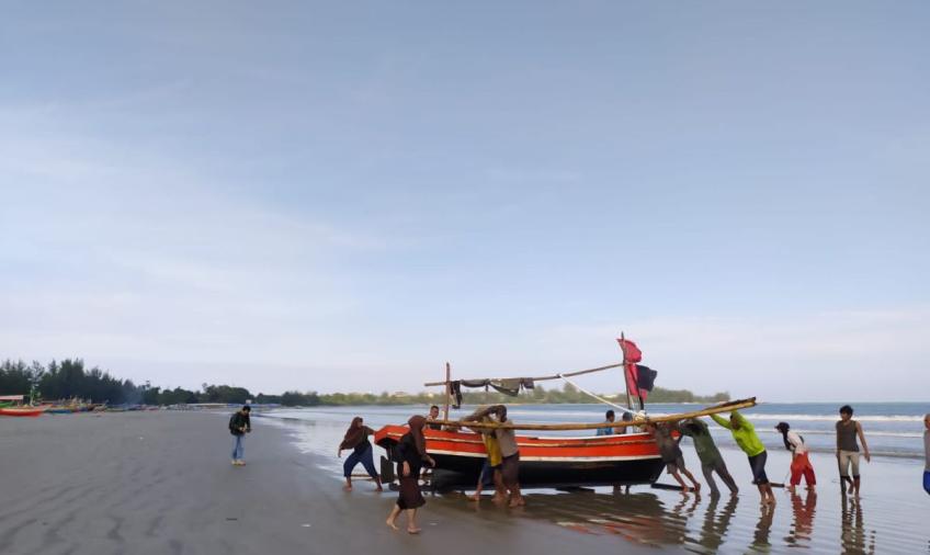 Kondisi kapal nelayan di Kota Bengkulu yang terparkir di pinggir pantai.