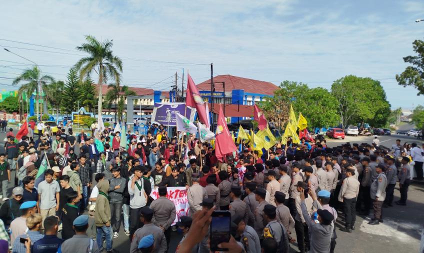 Aliansi Bengkulu Melawan yang terdiri dari mahasiswa dan aktivis lingkungan menggelar aksi unjuk rasa di depan Kantor Gubernur Bengkulu