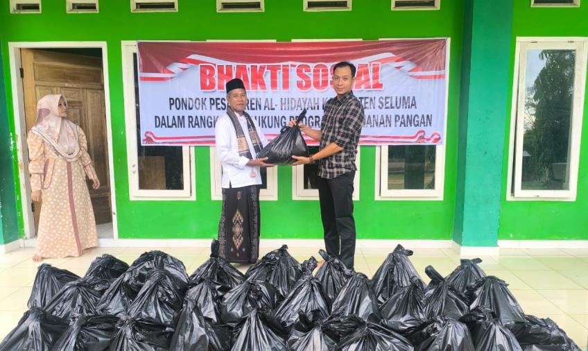 Kegiatan Bhakti Sosial yang dihadiri oleh masyarakat sekitar serta para dewan pengajar Ponpes.