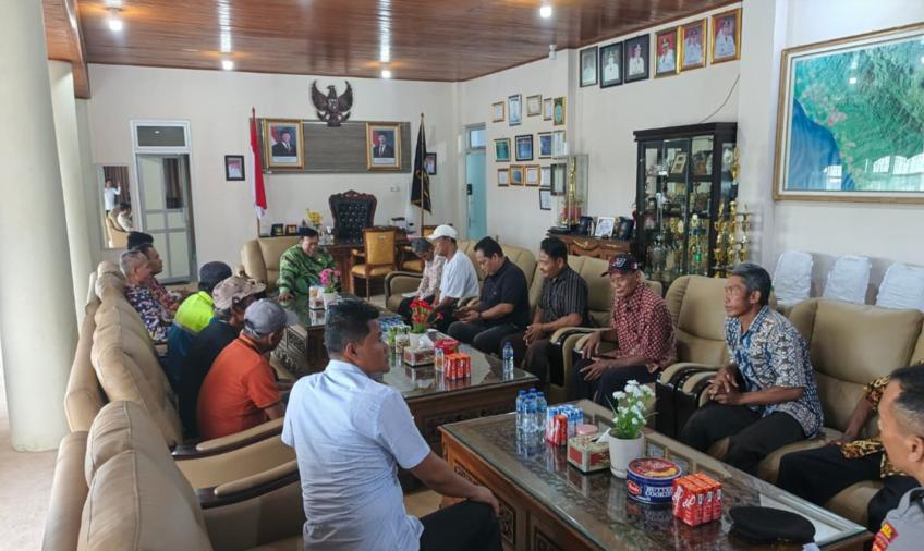 Bupati Mukomuko Gelar Hearing Terkait Sengketa Lahan Rawa Mulya dan Bandaratu. 