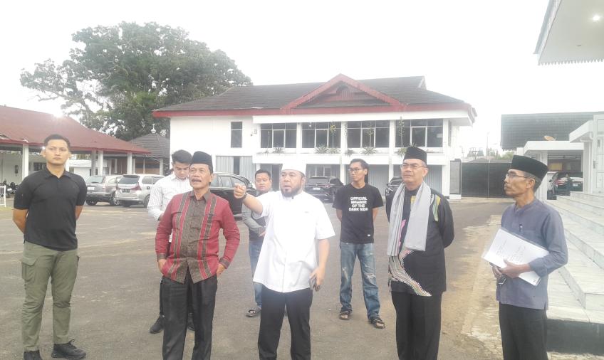 Ketua Badan Musyawarah Adat (BMA) Provinsi Bengkulu, Drs. H. S. Effendi, M.S, menghadiri pertemuan bersama Gubernur di Balai Raya Semarak.