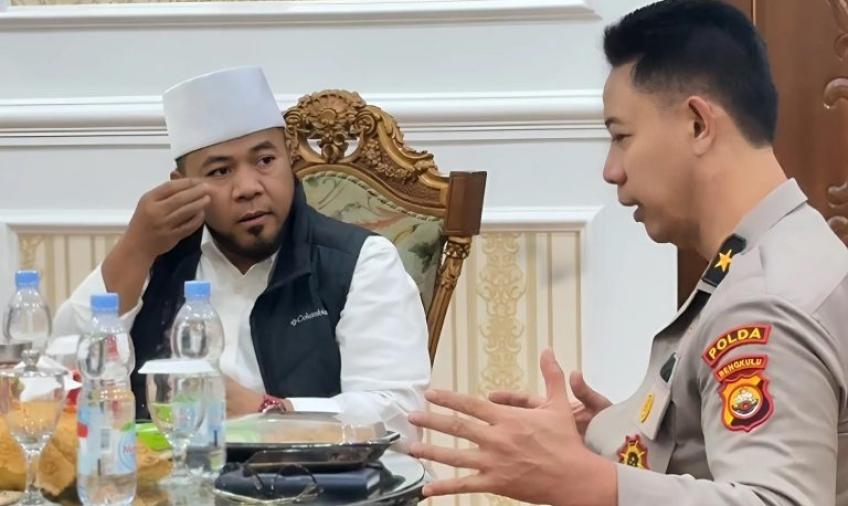 Gubernur Helmi Hasan dalam pertemuan di Balai Raya Semarak.