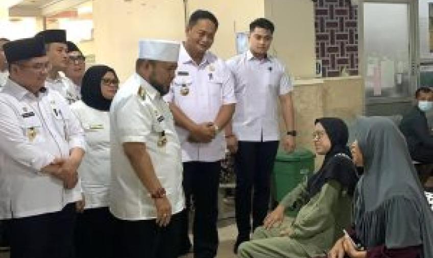 Gubernur Bengkulu, Helmi Hasan saat mengunjungi RS M.Yunus. 