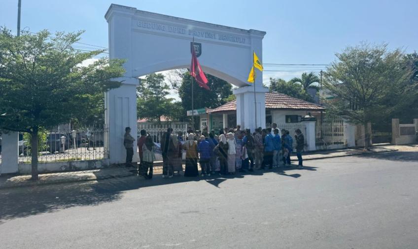 Mahasiswa GEMBIRA menggelar aksi demo di depan gedung DPRD Provinsi Bengkulu.