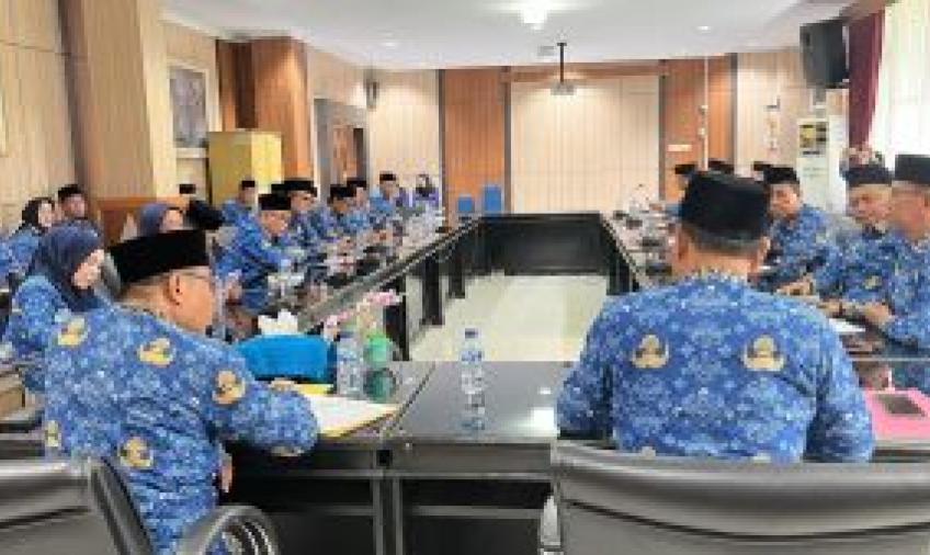 Rapat koordinasi bersama jajaran kepala OPD di Ruang Rapat Merah Putih L, Kantor Gubernur Bengkulu, Selasa (17/6/2025).