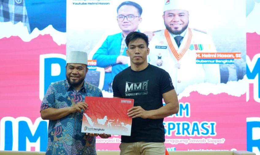 Petarung MMA Bengkulu Terima Penghargaan dari Gubernur Helmi Hasan