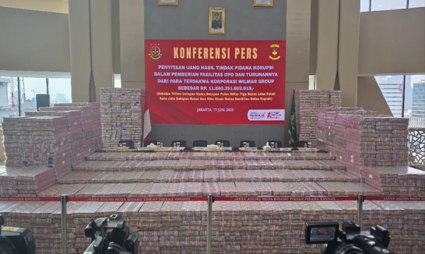 Kejagung Pamerkan Tumpukan Uang Korupsi CPO Rp11,8 Triliun