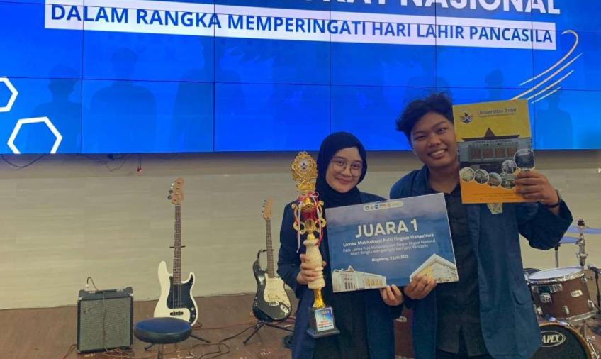 Goval dan Fasha usai menerima hadiah. 