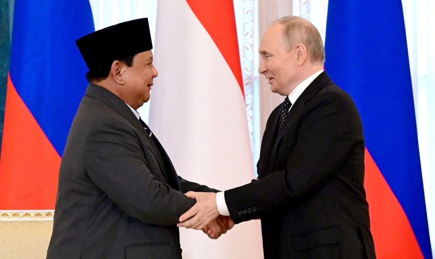 Presiden Republik Indonesia Prabowo Subianto dan Presiden Federasi Rusia Vladimir Putin bertemu dalam suasana hangat dan penuh keakraban di Istana Konstantinovsky, St. Petersburg, pada Kamis, 19 Juni 2025. Foto: BPMI Setpres