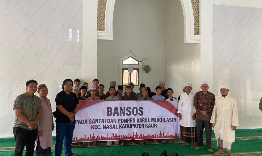 Ponpes Darul Mukhlasin salurkan bansos untuk santri di Kabupaten Kaur, Minggu (15/6). 