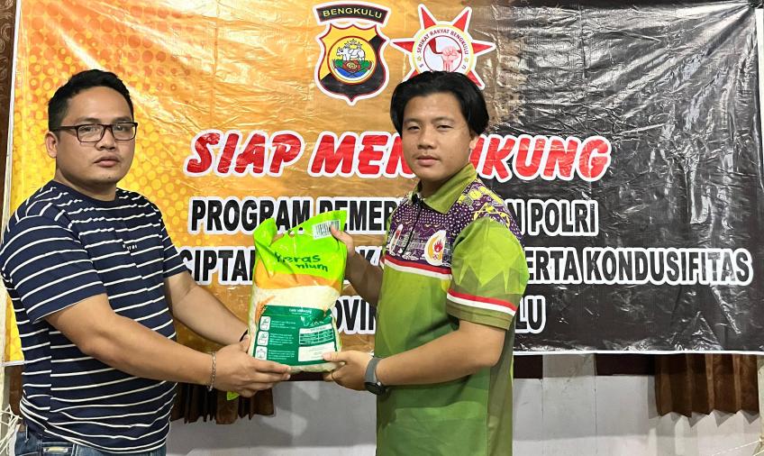 Ketua Serikat Rakyat Bengkulu, Amirul Mukminin saat membagikan paket sembako kepada warga, Senin (9/6). 