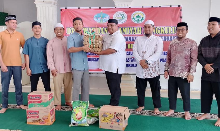 Polda Bengkulu Salurkan Bantuan Sembako ke Ponpes Wahdah Islamiyah, Jumat (25/7). 