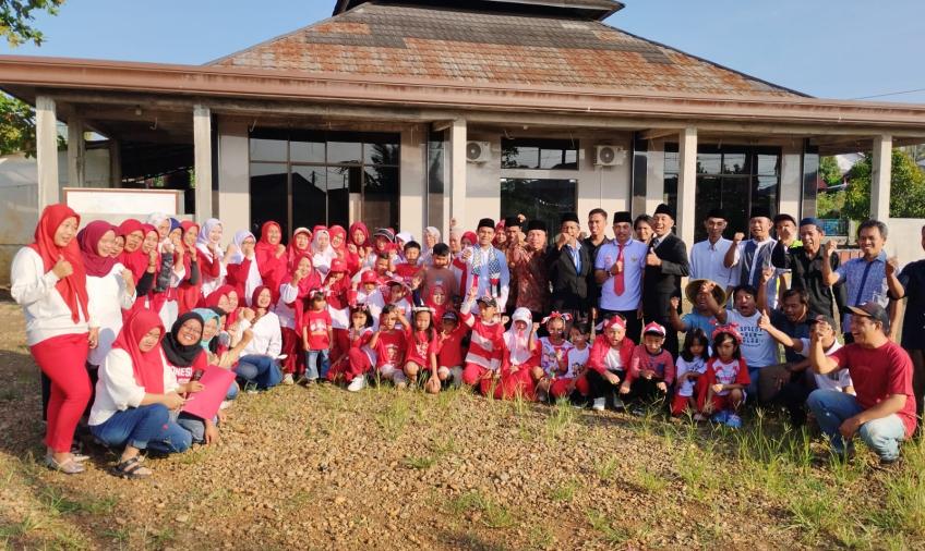 Warga RT 30 Pekan Sabtu Gelar Upacara Bendera Peringati HUT ke-80 RI di Lapangan Masjid Raudhatul Janah, Minggu (17/8) pagi.