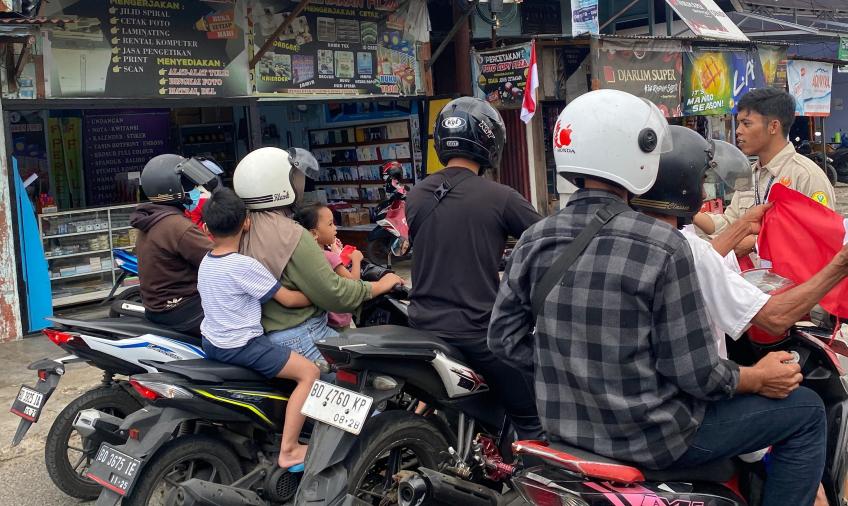 BEM SI Bengkulu laksanakan kegiatan pembagian bendera Merah Putih kepada pengguna jalan dan masyarakat di sekitar Jalan Kota Bengkulu, pada Kamis (14/8/2025). 