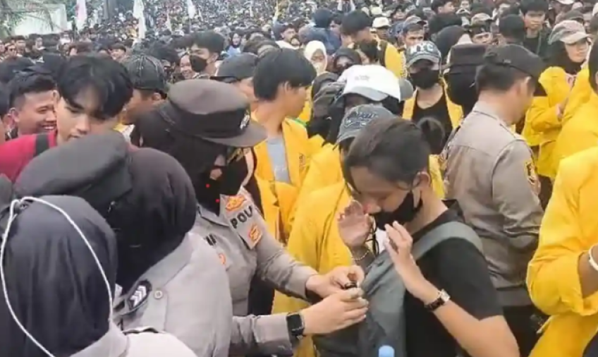 Ribuan Mahasiswa Lanjutkan Aksi di DPRD Bengkulu