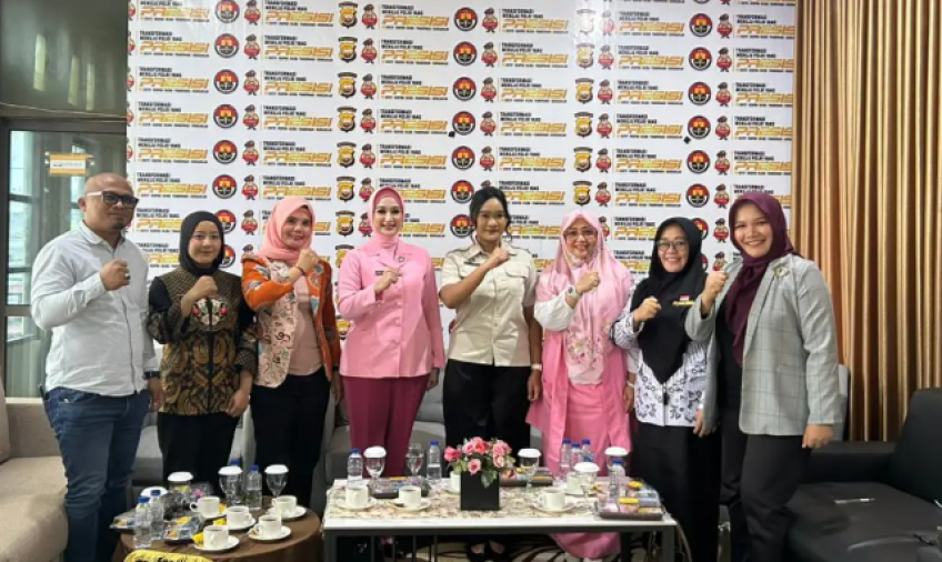 Ketua Yayasan Kemala Bhayangkari Bengkulu, Ny. Monika Andy Pramudya