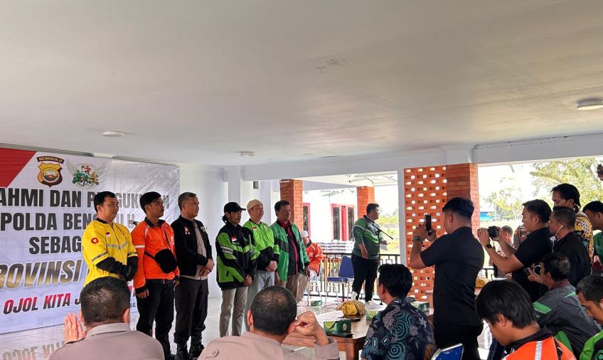 Kapolda Bengkulu Dikukuhkan sebagai Bapak Ojol Bengkulu dalam Silaturahmi Bersama Komunitas Pengemudi, Jumat (14/11). (Foto: Istimewa)